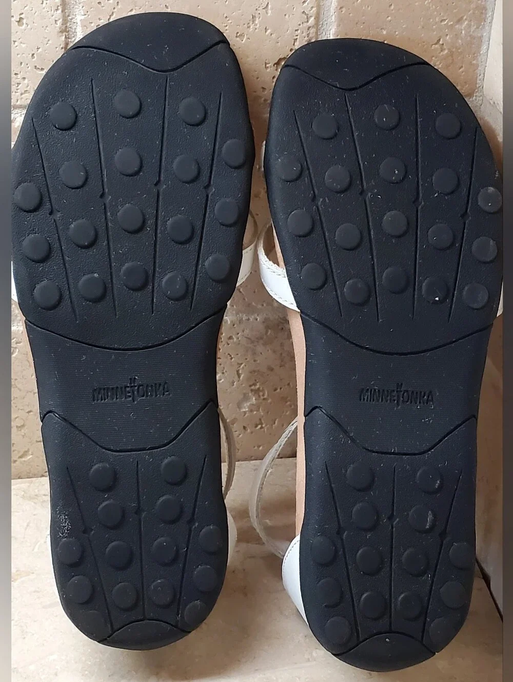 Minnetonka White Leather Beaded T-Strap Women's Sandals Size 8